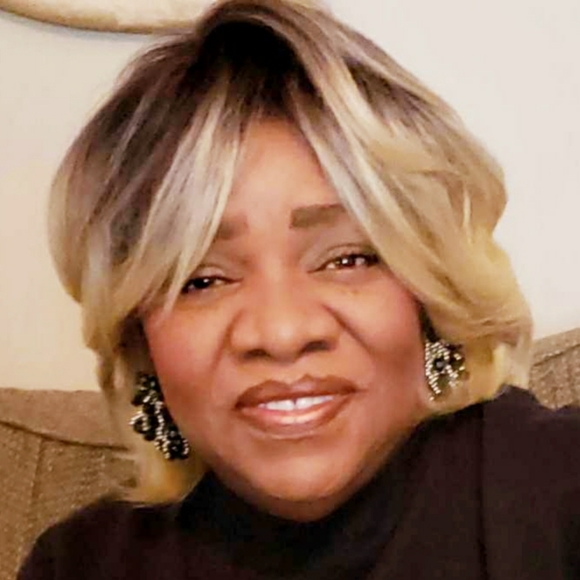 Meet your Posher, Dee Dee - Picture 3 of 3